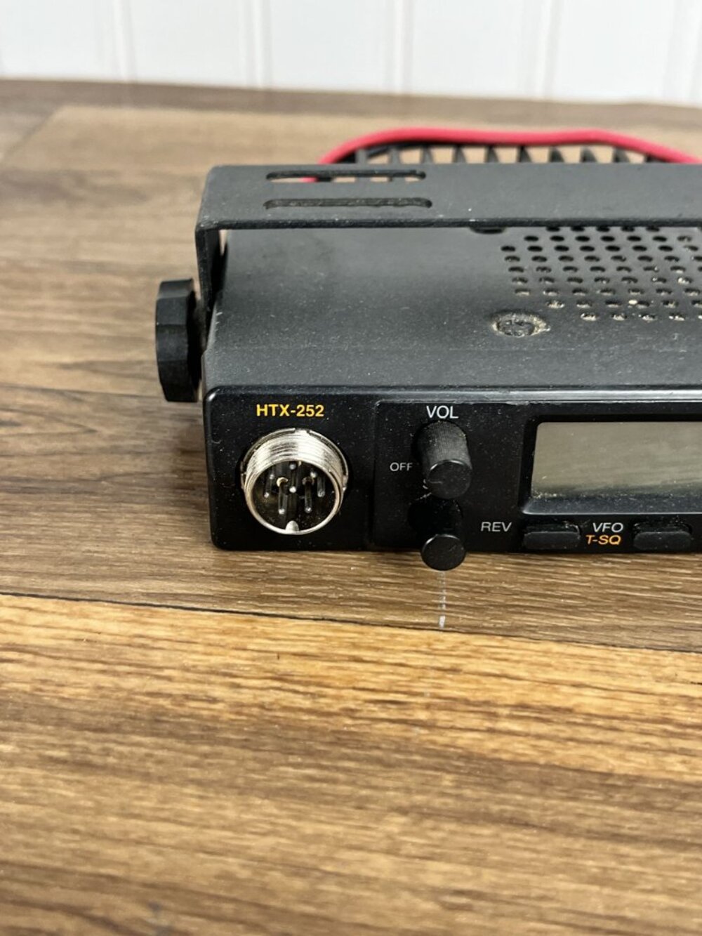 Radio Shack HTX-252 25 watt 2meter tranceiver - EXTREMELY Small - 5x5x1 inch W B - Picture 6 of 10